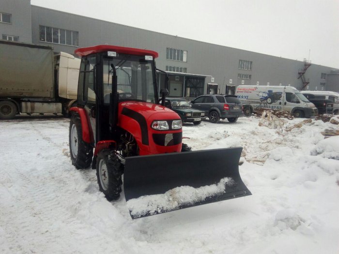 Расчистка участка парковки от снега в Твери
